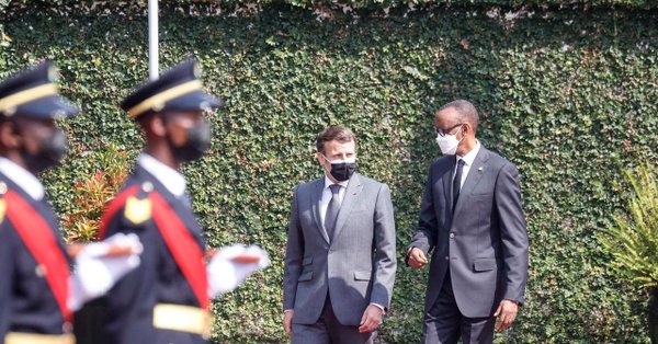 Le président français est, pour la première fois, au Rwanda ce jeudi 27 mai 2021. Il est seulement le deuxième président français à faire le voyage depuis le génocide des Tutsis en 1994. Le premier temps fort de ce déplacement a été la visite du Mémorial du génocide de Gisozi où plus de 250 000 personnes sont enterrées. Une visite après laquelle le chef de l’État français a pris la parole pour un discours très attendu. Il a évoqué la responsabilité de la France.